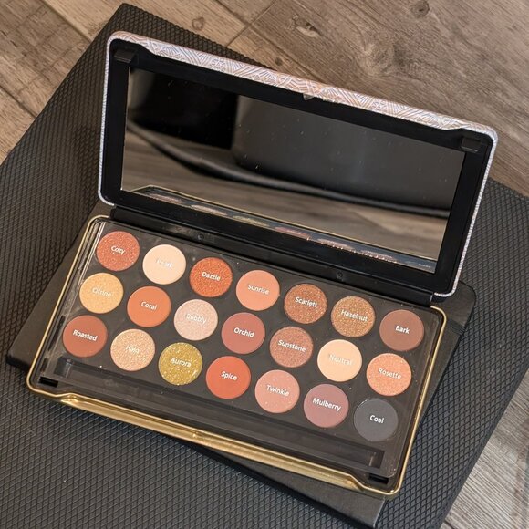 Beauty Evolved, 21pc Eyeshadow Palette | Mirrored Lace Print Case | NEW - Picture 1 of 7